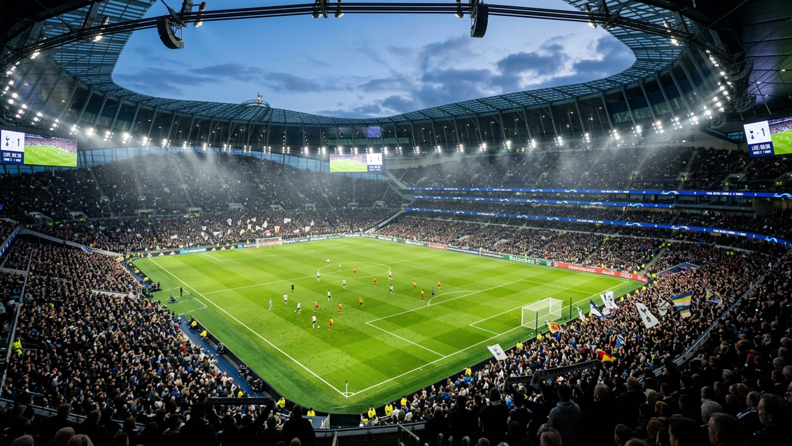 Campo di uno stadio di calcio europeo illuminato dai riflettori durante una partita serale.